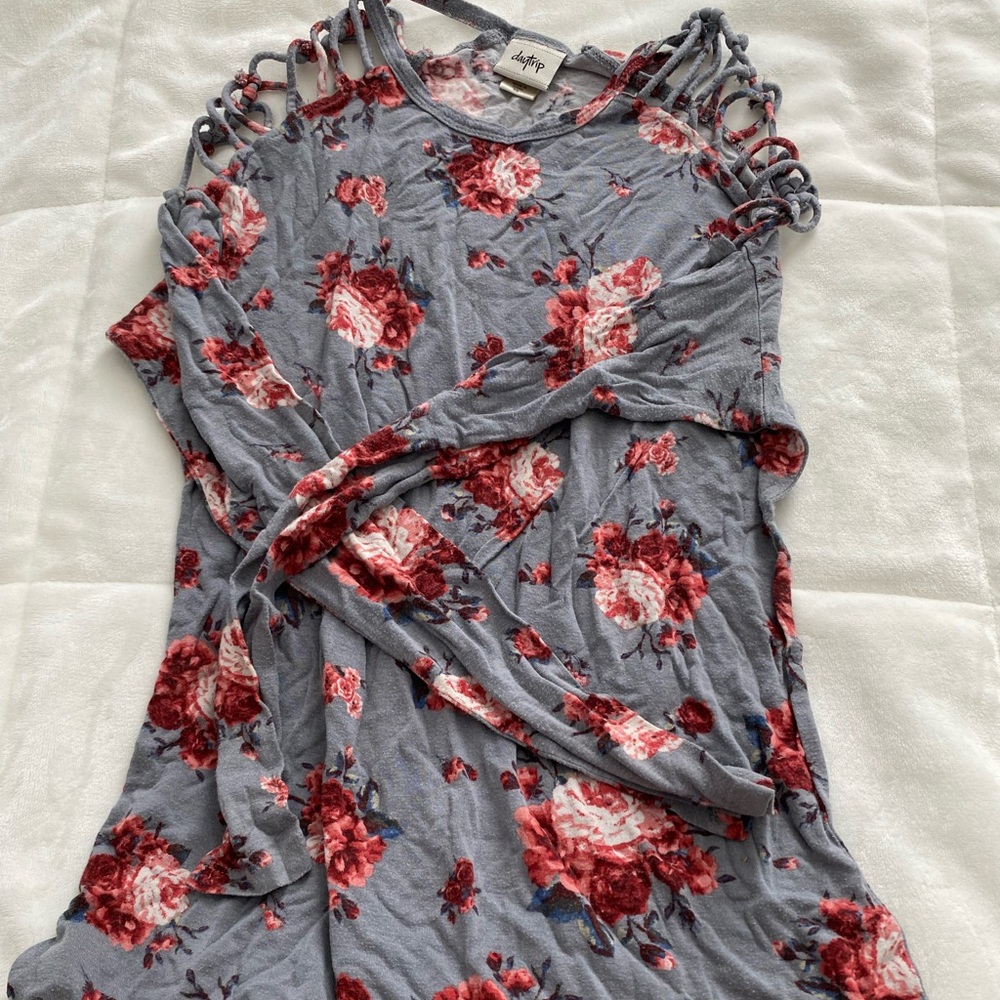 buckle of the shoulder floral top